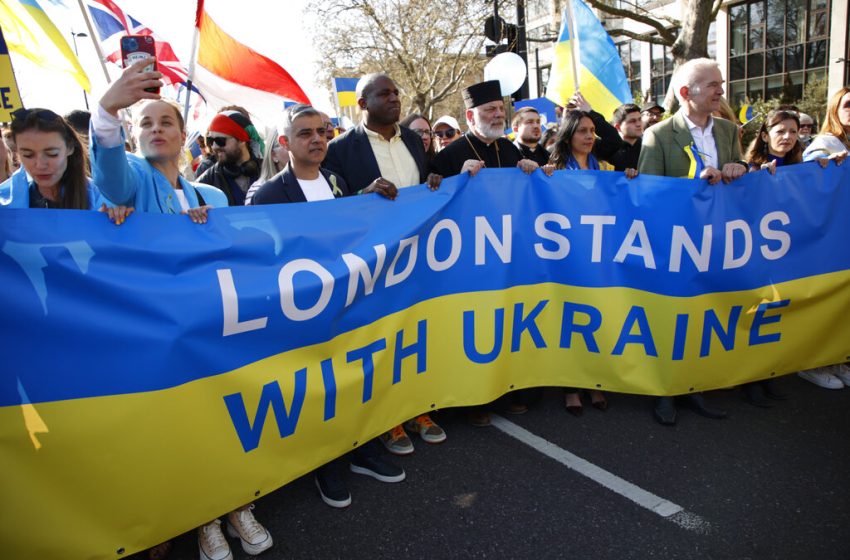  Λονδίνο: Χιλιάδες διαδηλωτές στους δρόμους για την Ουκρανία