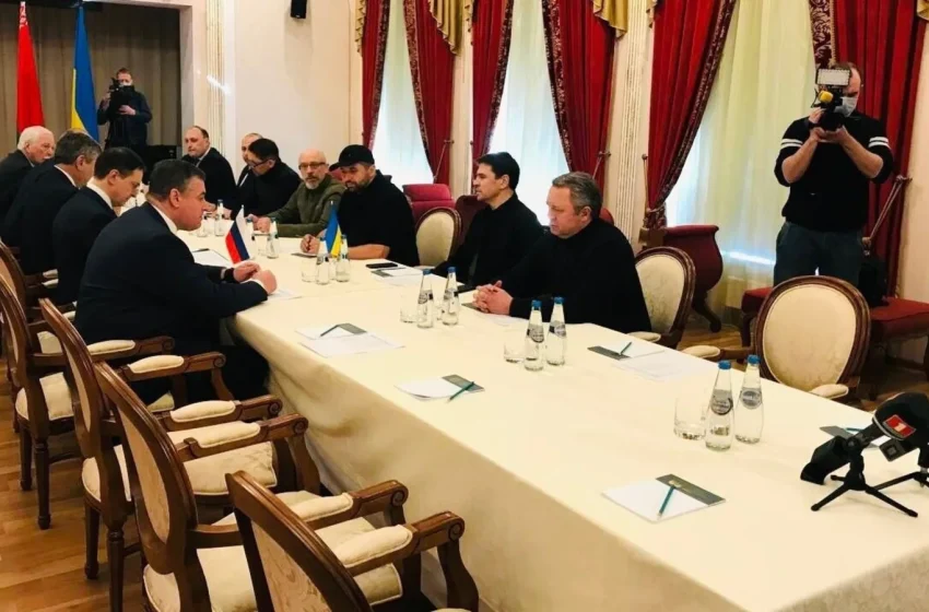  Πόλεμος στην Ουκρανία: Διαπραγματεύσεις εν μέσω εχθροπραξιών – Χαμηλές προσδοκίες για την κατάπαυση του πυρός