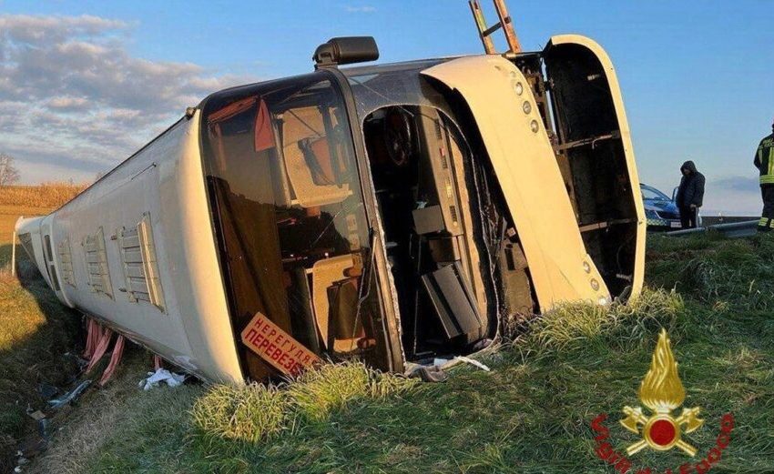  Ιταλία: Ανετράπη λεωφορείο με Ουκρανούς επιβάτες – Νεκρή μια γυναίκα