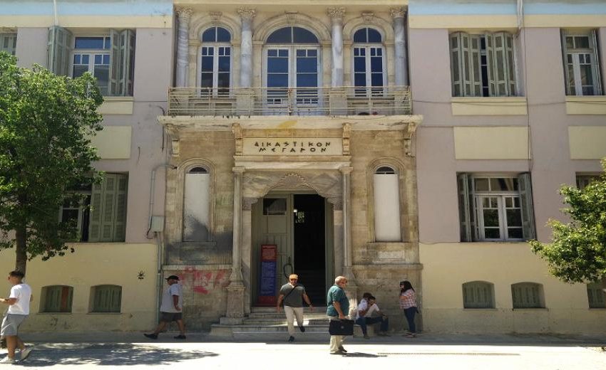  Κρήτη: Κινητοποίηση στα Δικαστήρια Ηρακλείου για την απόπειρα γυναικοκτονίας στο Ζαρό