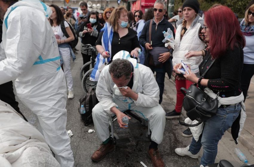  Ένταση έξω από τη Βουλή: Χημικά στη συγκέντρωση των υγειονομικών (εικόνες)