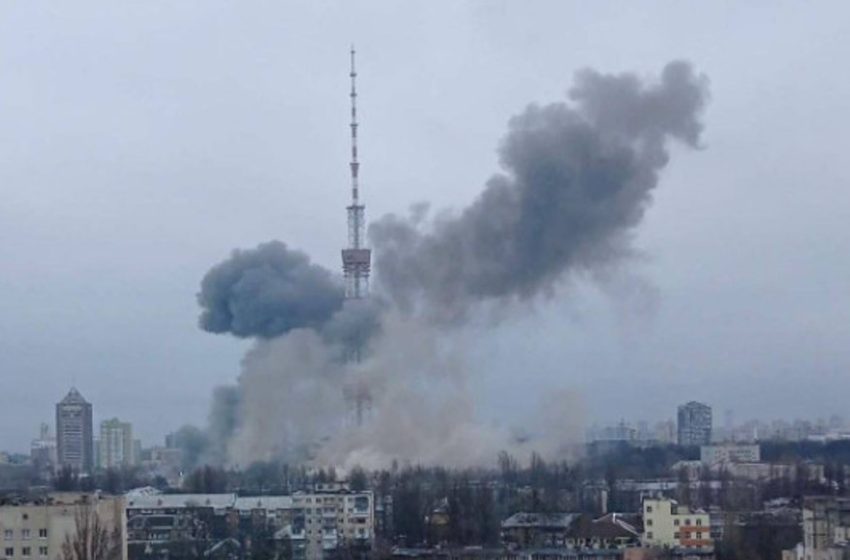  Μήνυμα Ζελένσκι στον Πούτιν : “Σταμάτα τους βομβαρδισμούς για να γίνουν οι συνομιλίες” – Οι Ρώσοι χτύπησαν πύργο τηλεπικοινωνιών στο Κίεβο – Πέντε νεκροί