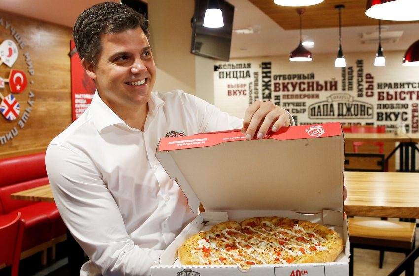  Papa John’s: Ο Αμερικανός της (ρωσικής) πίτσας που αψηφά τις κυρώσεις και κρατά ανοικτά 190 καταστήματα