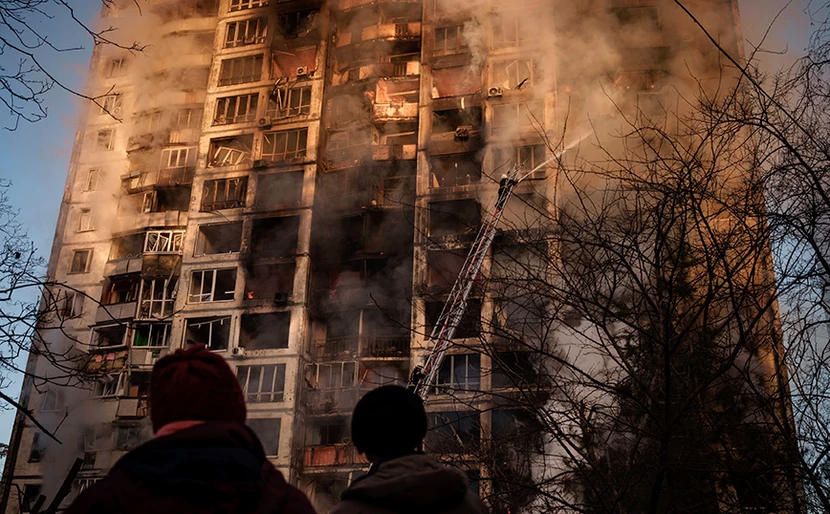  Ρωσικοί βομβαρδισμοί σε πολυκατοικίες στο Κίεβο – Νεκροί, εγκλωβισμένοι, τραυματίες