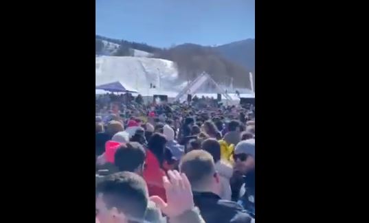  Νάουσα: Χιλιάδες άτομα σε πάρτι χιονοδρομικού κέντρου χωρίς κανένα μέτρο – Φράκαρε η είσοδος