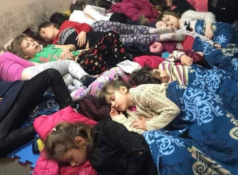  Ουκρανία: Συγκλονιστικές εικόνες με παιδιά που κοιμούνται στο πάτωμα καταφύγιου