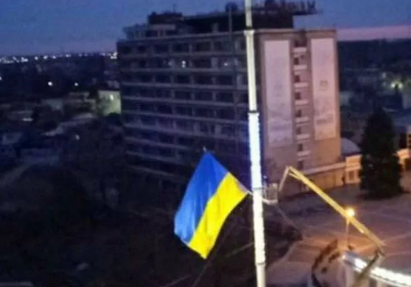  Οι Ρώσοι κατέβασαν την ουκρανική σημαία στη Μελιτόπολη – Υπό τον πλήρη έλεγχό τους και η Χερσώνα
