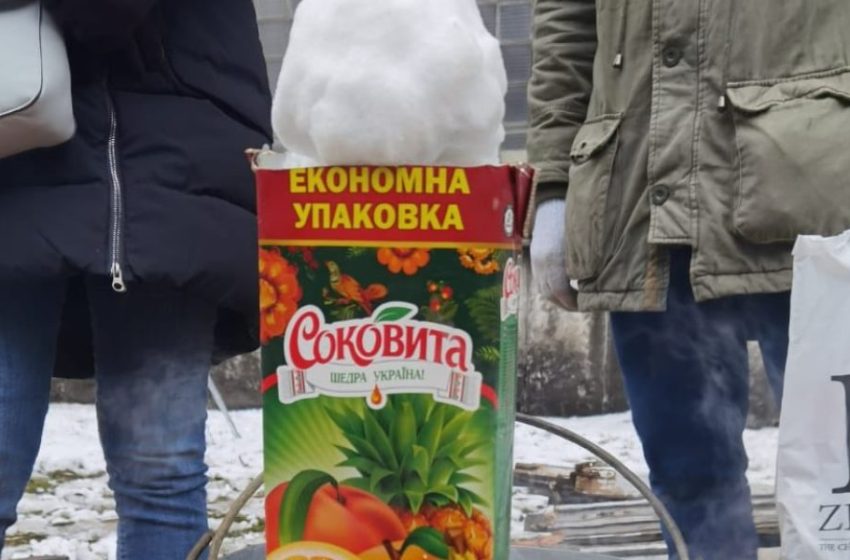  Πόλεμος στην Ουκρανία: Κάτοικοι της Μαριούπολης λιώνουν χιόνι για να πιούν νερό