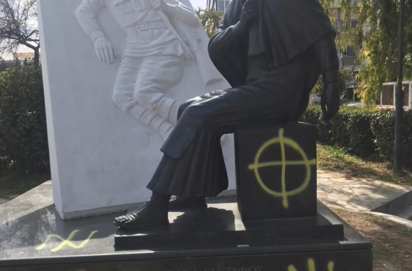  Οργή της ρωσικής πρεσβείας: Έγραψαν “Azov” σε σοβιετικό μνημείο στην Καλλιθέα