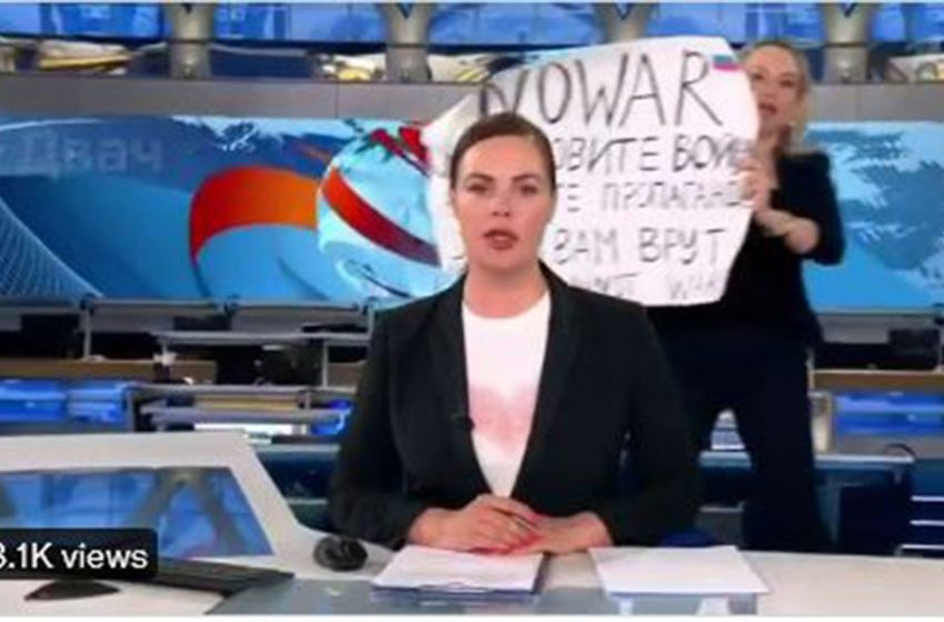  Ποια είναι η διαδηλώτρια που εισέβαλε με αντιπολεμικό πλακάτ στη ρωσική κρατική τηλεόραση