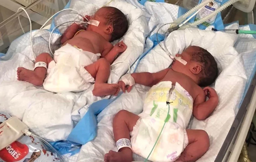  Ουκρανία: Ζευγάρι Αμερικανών απέκτησε δίδυμα από Ουκρανή παρένθετη μητέρα στο Κίεβο την μέρα της ρώσικης εισβολής