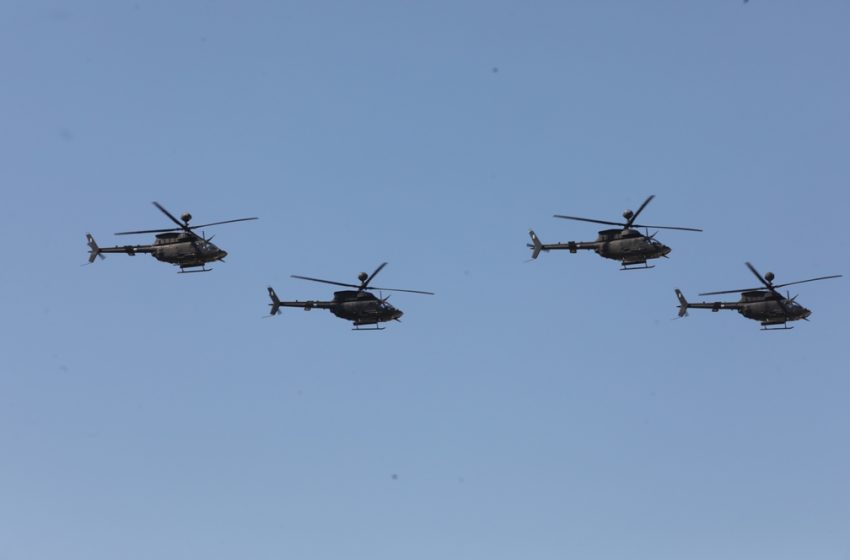  Στρατιωτική παρέλαση: Γέμισε ο ουρανός με ελικόπτερα στην Αθήνα [vid]