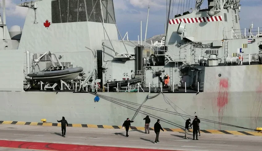  Μέλη του ΚΚΕ έριξαν μπογιές σε πλοία του ΝΑΤΟ στο λιμάνι του Πειραιά (vid)