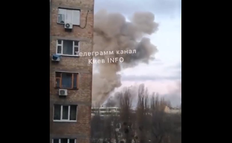  Βομβαρδίστηκε πολυκατοικία στο Κίεβο (vid)
