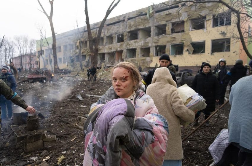  Ζελένσκι: “Οι Ρώσοι βομβάρδισαν μαιευτήριο στη Μαριούπολη  – “Υπήρχαν ουκρανικά τάγματα” υποστηρίζει η Ζαχάροβα