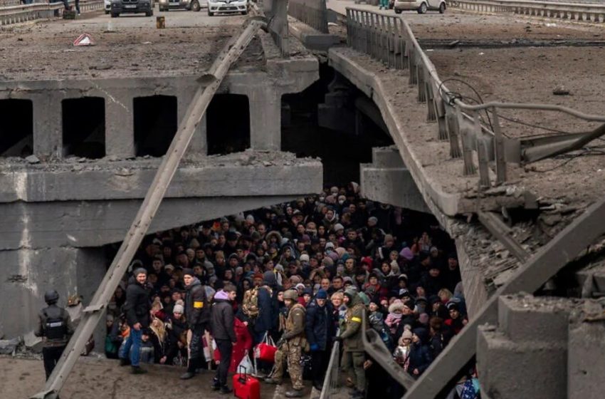  Ουκρανία: Συγκλονίζει το δράμα των προσφύγων – Άμαχοι κάτω από βομβαρδισμένη γέφυρα