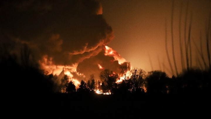  Οι Ρώσοι βομβάρδισαν το εργοστάσιο Αζότ στο Σεβεροντονέτσκ – Διαρροή πετρελαίου και μεγάλη φωτιά