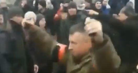  Ουκρανία: Mε χειροβομβίδες στα χέρια Ρώσος στρατιώτης απαιτεί από πολίτες να παραδοθούν