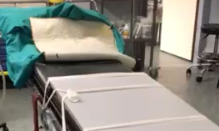  Θύελλα με το… αυτοσχέδιο “χειρουργικό κρεβάτι” στο νοσοκομείο Νίκαιας  – Viral το βίντεο της ΠΟΕΔΗΝ