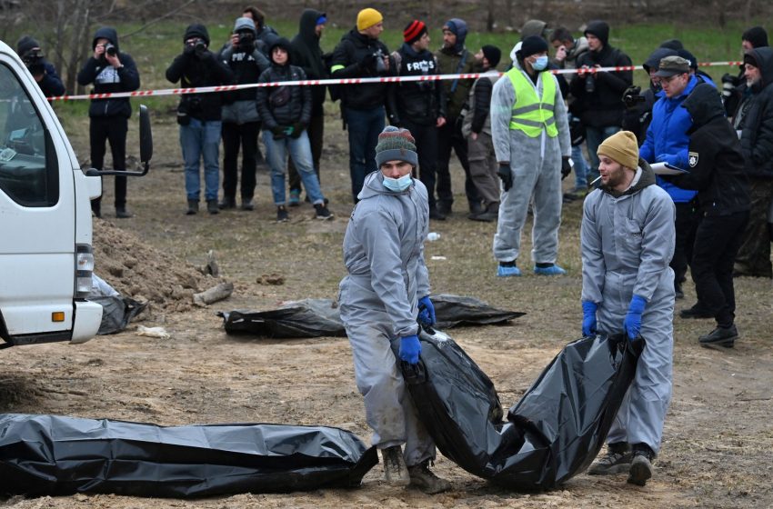  Ουκρανία: Τα πτώματα τριών ανδρών με δεμένα τα χέρια βρέθηκαν θαμμένα κοντά στην Bucha