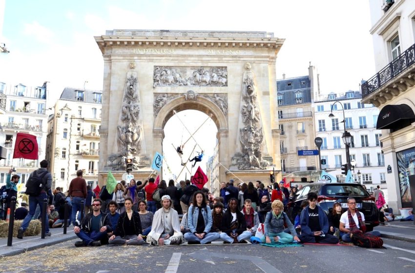  Γαλλία: Ακτιβιστές ζητούν άμεση δράση για την κλιματική αλλαγή – «Μακρόν κάνε κάτι» φωνάζουν οι διαδηλωτές
