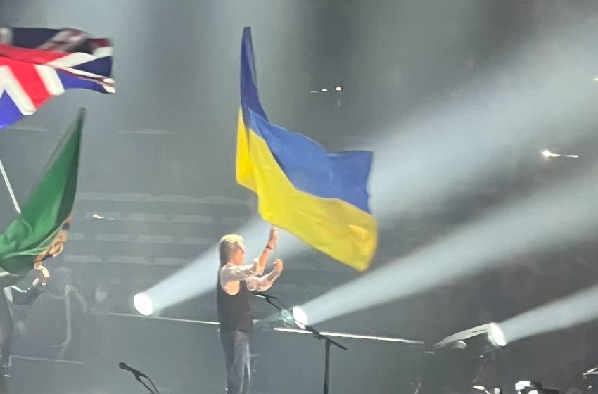  Ο Πολ Μακ Κάρτνεϊ κυμάτισε τη σημαία της Ουκρανίας στην πρώτη συναυλία του για το 2022
