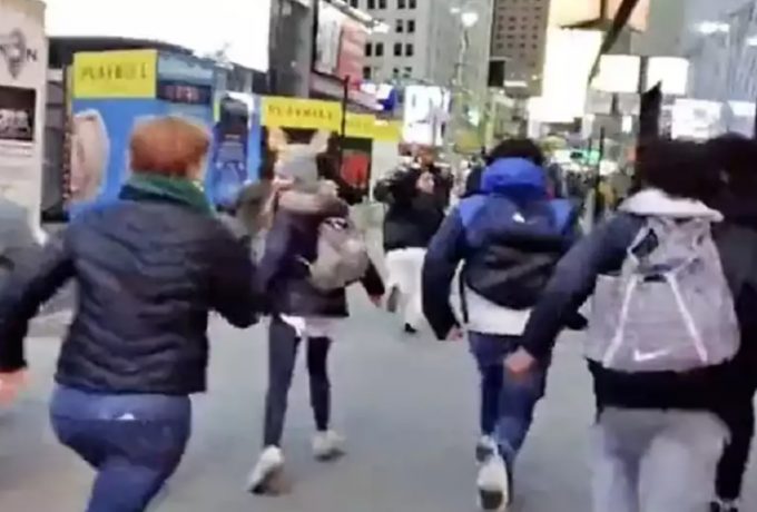  Τρόμος από έκρηξη στην Times Square – Τουρίστες τρέχουν πανικόβλητοι στο Μανχάταν