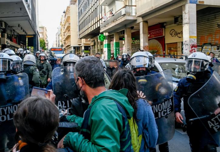  Ένταση σε πορεία στο κέντρο της Αθήνας – Τραυματίστηκαν τρεις αστυνομικοί