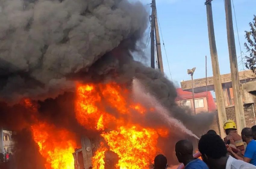  Νιγηρία: Τραγωδία μετά από έκρηξη σε παράνομο διυλιστήριο – Τουλάχιστον 80 νεκροί (video)