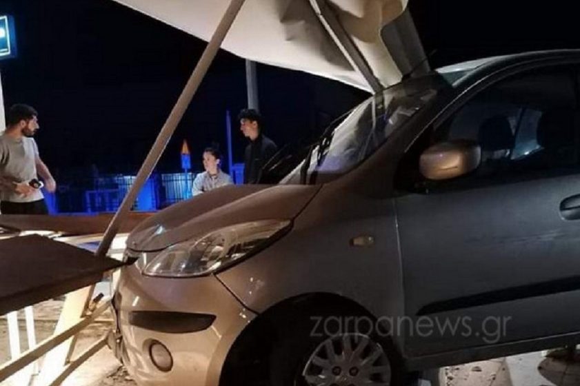  Χανιά: Αυτοκίνητο «καρφώθηκε» σε καφετέρια – Δύο τραυματίες