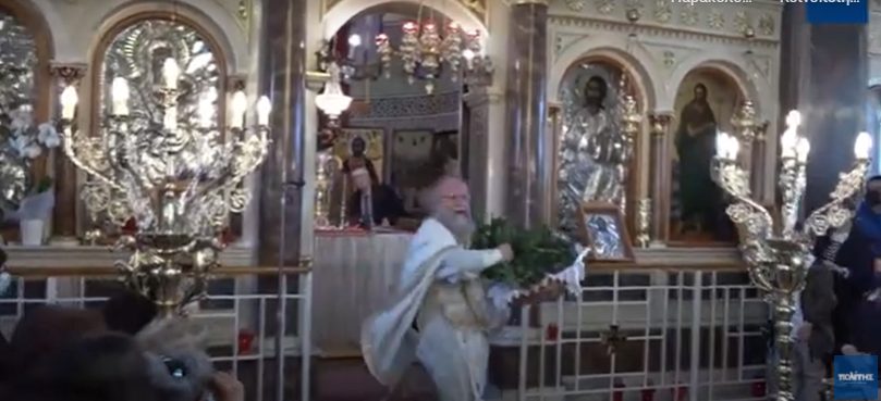  Η εντυπωσιακή πρώτη Ανάσταση στη Χίο με τον “ιπτάμενο” ιερέα (vid)