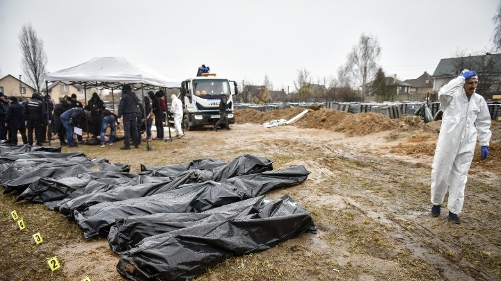  Ξεκίνησε η εκταφή πτωμάτων από ομαδικό τάφο στην Bucha
