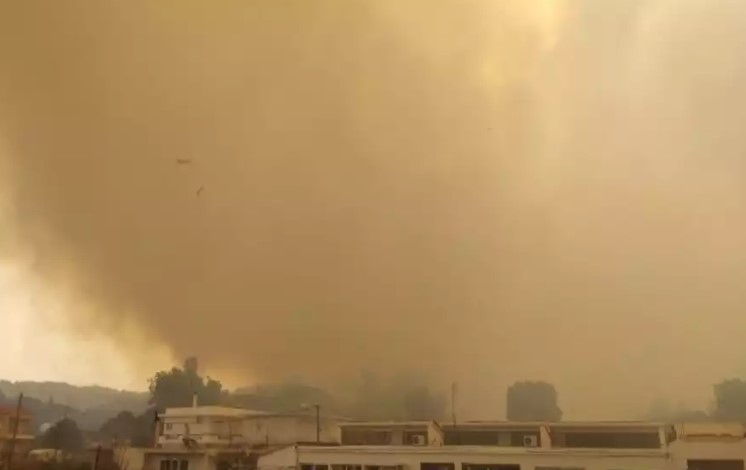  Σε εξέλιξη πυρκαγιά στη Μαγούλα Αττικής – Επιχειρούν 28 πυροσβέστες
