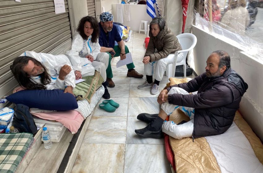  Υγειονομικοί σε απεργία πείνας για 12η ημέρα έξω από το υπουργείο Υγείας!