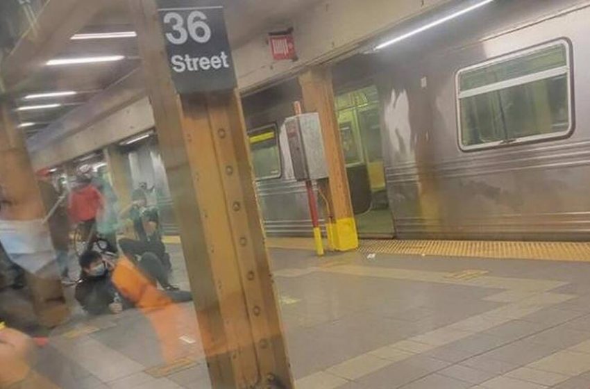  Νέα Υόρκη: Η στιγμή της επίθεσης στο μετρό (vid)