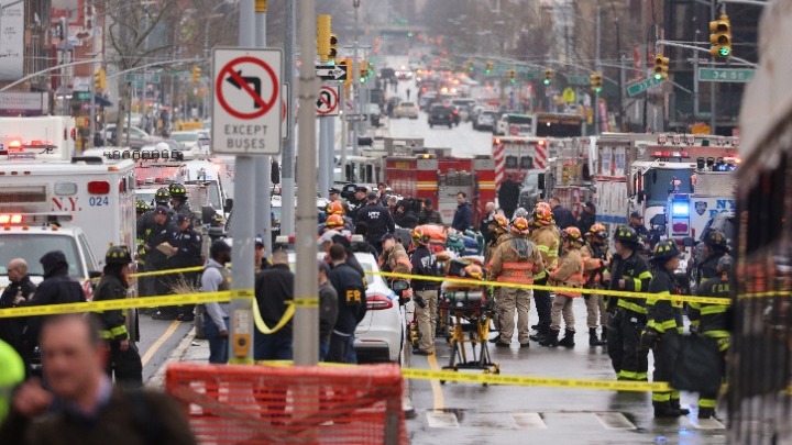  Νέα Υόρκη: Ανθρωποκυνηγητό για τον δράστη – Τουλάχιστον 16 τραυματίες από τους πυροβολισμούς στο μετρό (vid)