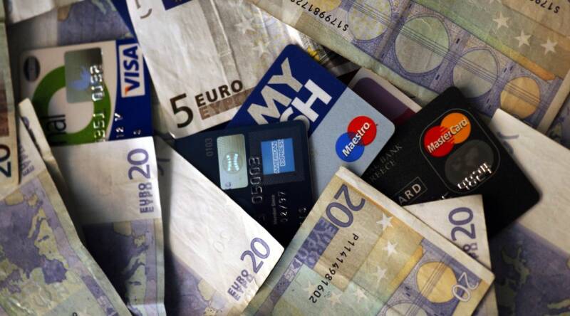  Οι Έλληνες ”αγαπούν” το πλαστικό χρήμα – Όλο και περισσότεροι πληρώνουν τον ΕΝΦΙΑ σε άτοκες δόσεις σύμφωνα με την Τράπεζα της Ελλάδος