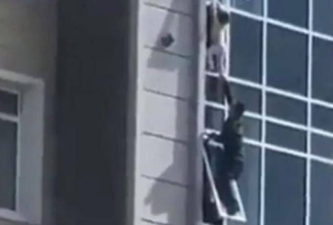  Έσωσε κοριτσάκι που κρεμόταν από παράθυρο 8ου ορόφου (vid)
