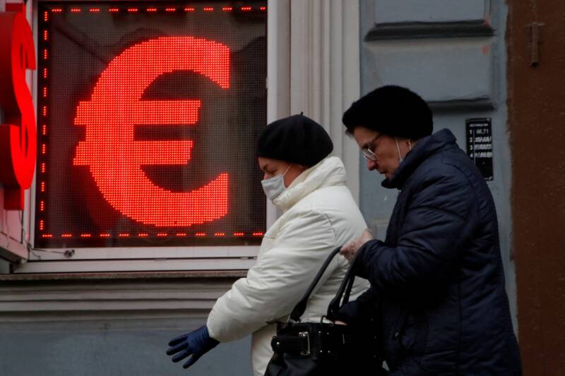  Bloomberg: “Σκοτεινή προοπτική για την ευρωζώνη”- Ενισχύεται το δολάριο, σε χαμηλά πενταετίας το ευρώ- Σήμα κινδύνου από τις αγορές