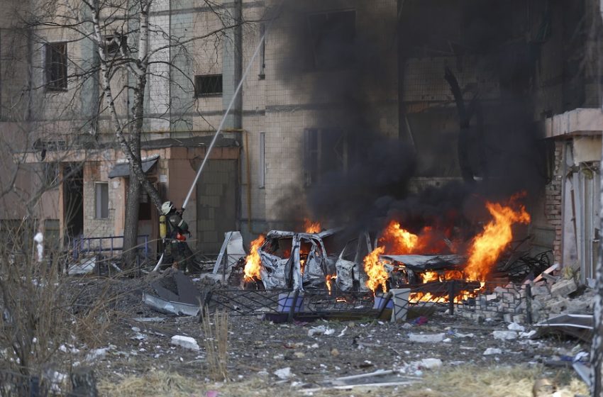  Ουκρανία: Δύο νεκροί από βομβαρδισμό σχολείου στο Λουχάνσκ – 60 εγκλωβισμένοι στα συντρίμμια