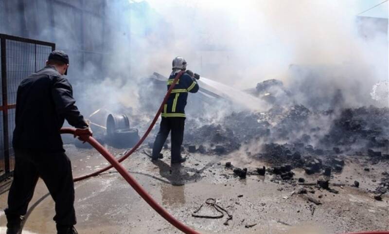  Σε εξέλιξη μεγάλη φωτιά σε βιομηχανικό κτίριο έξω από τη Ζυρίχη