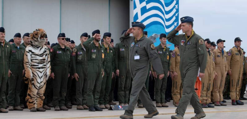  Φωτομοντάζ ή αληθινή φωτογραφία; Τι γυρεύει η… τίγρη κατά την επιθεώρηση στην άσκηση του ΝΑΤΟ στον Άραξο;