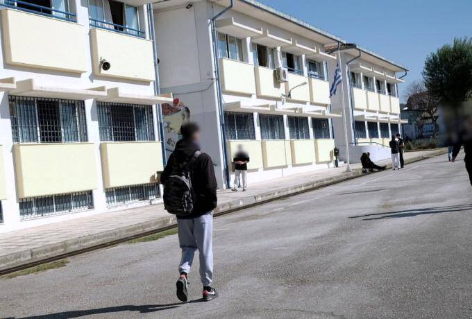  Χαλκίδα:Εξωσχολικοί πέταξαν κροτίδα σε Γυμνάσιο –Τραυματίας με απώλεια ακοής