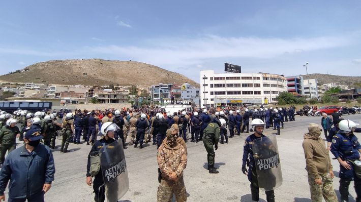  ΜΑΤ, ΟΥΚ και κλούβες στο λιμάνι για να σπάσει η απεργία των εργαζομένων στην COSCO (εικόνες)