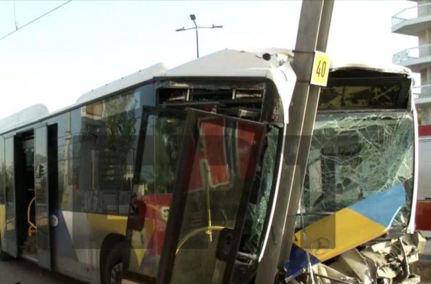 Τροχαίο με λεωφορείο στον Άλιμο – Πληροφορίες για τραυματίες
