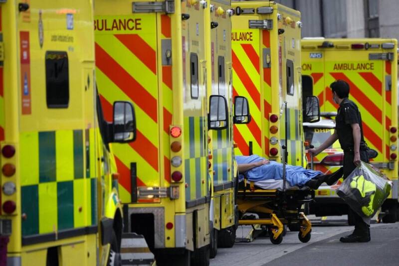  Χάος στη Βρετανία: Υπό κατάρρευση το σύστημα υγείας – 500 θάνατοι την εβδομάδα λόγω αναμονής στα επείγοντα