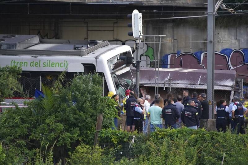  Σύγκρουση τρένων κοντά στη Βαρκελώνη – Ένας νεκρός, 83 οι τραυματίες