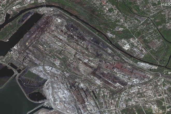  Συγκλονιστικές εικόνες από το Άζοφσταλ – Το εργοστάσιο έχει “εξαφανιστεί”, απομακρύνθηκαν περίπου 40 άμαχοι