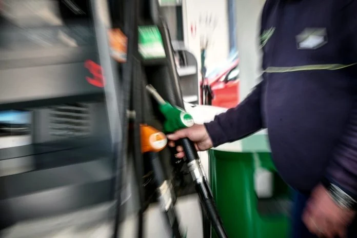  Ακρίβεια: “Πετάει” πάλι η βενζίνη – Πάνω από 1,9 ευρώ σε 14 περιφέρειες – “Φωτιά” τα καύσιμα