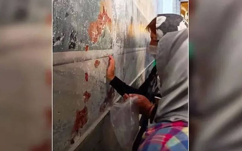  Νέοι βανδαλισμοί στην Αγιά Σοφιά: Ξύνουν τους τοίχους για να πάρουν ενθύμιο -“Είναι Χριστιανοί” λένε οι Τούρκοι